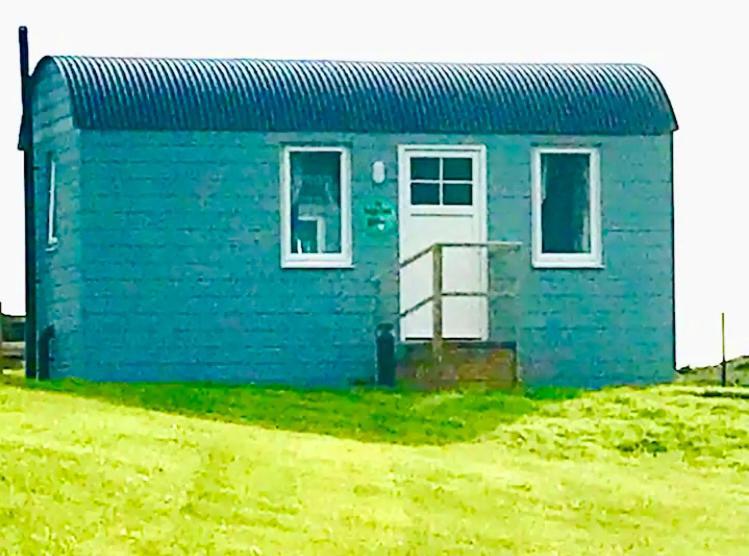 The Snuggly Sheep Farm Shepherd Hut * Ballyshannon